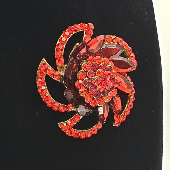 Red Rhinestone Brooch Two Tone Flower Pinwheel Pin Vintage Y2K Gold Tone - Picture 6 of 6
